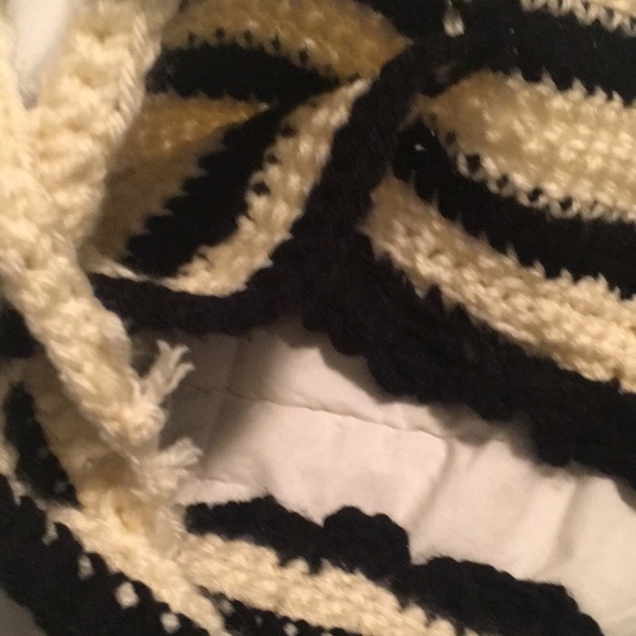 Black and white crocheted crop top built in pocket - Picture 3 of 3